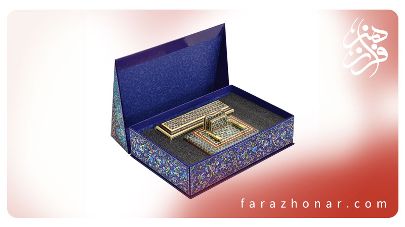 پک هدیه فردوس فرازهنر شامل باکس هدیه، جاقلمی رومیزی و جاقلمی لولایی خاتم