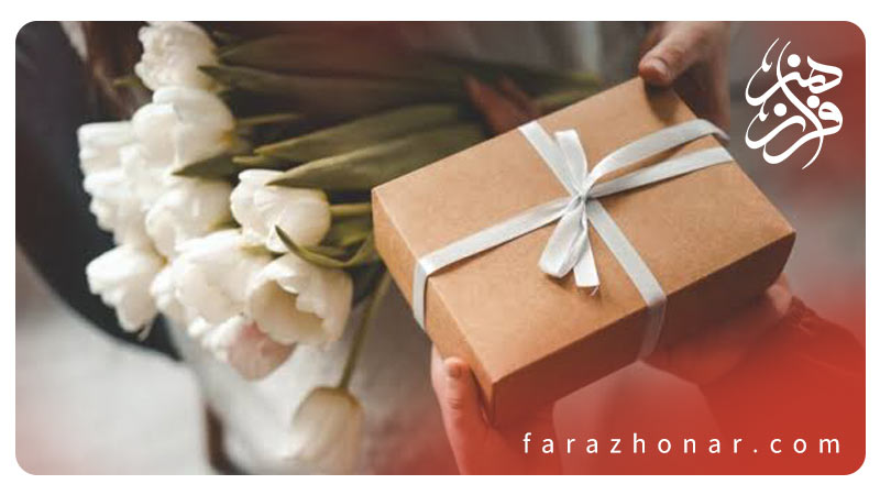 جعبه هدیه همراه گل‌های لاله سفید