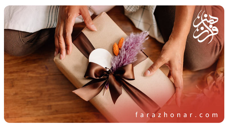 بسته‌بندی جعبه هدیه با روبان قهوه‌ای